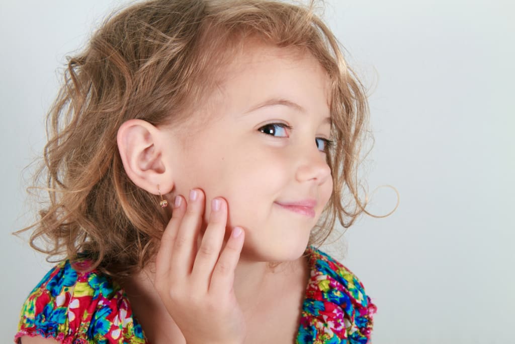 Проколоть уши ребёнку девочке от 1 года в клинике Комаровой пистолетом Studex без боли и раздражения